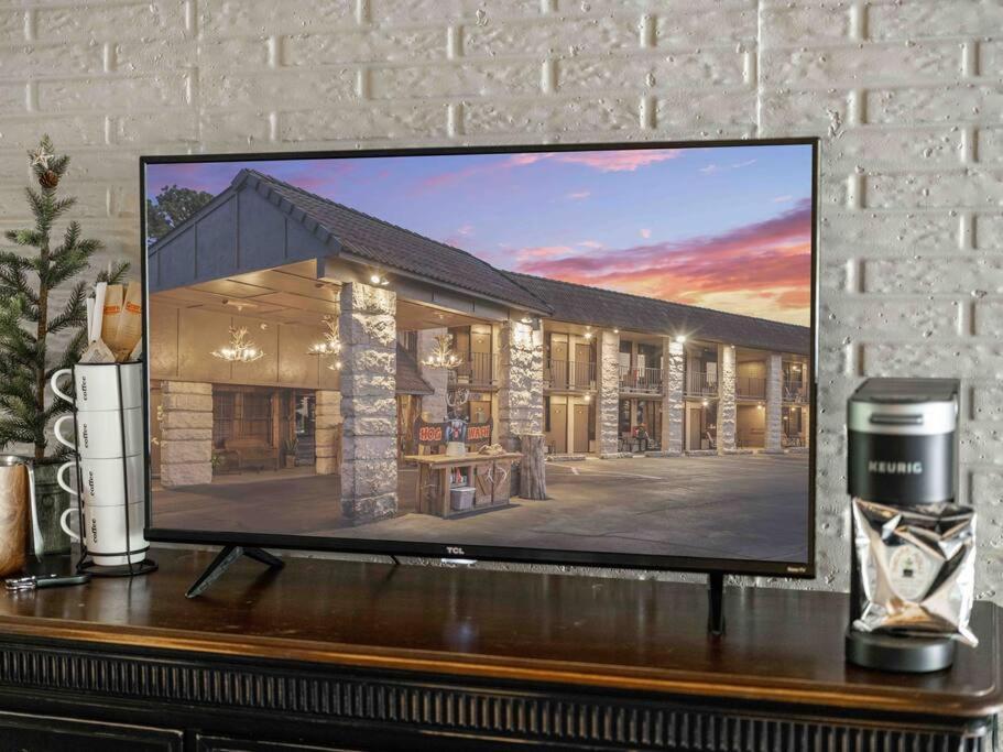 Stonegate Lodge King Bed Wifi Roku Tv Salt Water Pool Room #203 Eureka Springs Extérieur photo