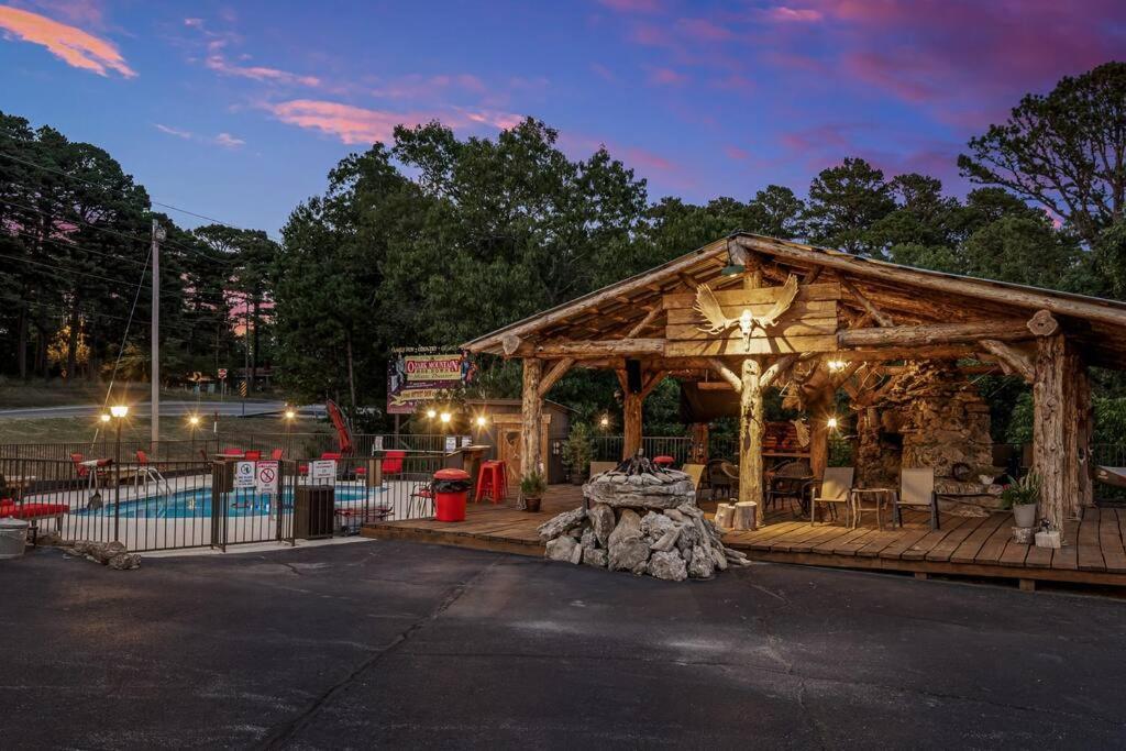 Stonegate Lodge King Bed Wifi Roku Tv Salt Water Pool Room #203 Eureka Springs Extérieur photo